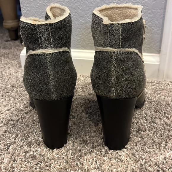 Chanel Leather Ankle Boots .37. NWOT. Grey. Interlocking CC Logo.Shearling Trim. - Picture 4 of 8